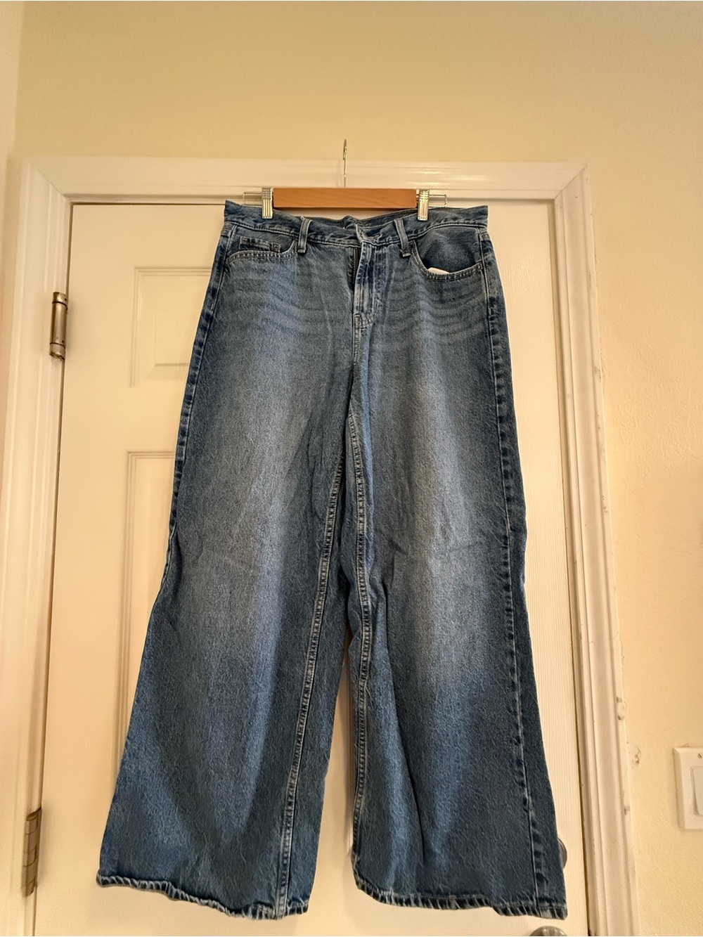 Old Navy Wide-Leg Women's Jeans in Faded Blue Wash